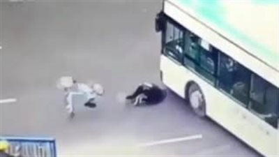 العناية الإلهية تنقذ شابا من الدهس تحت عجلات أتوبيس (فيديو)