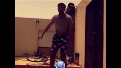 بالفيديو.. سقوط مروع لشاب حاول التزلج على المياه