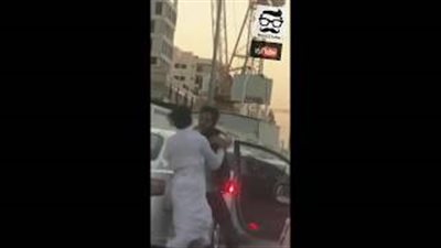 رد فعل طريف لشاب شاهد مشاجرة عنيفة بين شخصين بالرياض (فيديو)