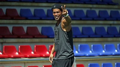 بالصور.. رونالدينيو يفاجئ نجوم برشلونة قبل نهائي الكأس الإسباني