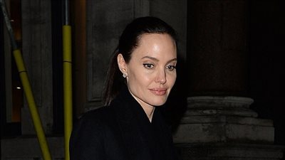 بالصور.. أنجلينا جولي تزور قصر باكنجهام مع ابنها مادكوس