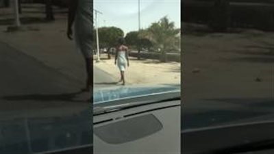 بالفيديو.. خادمة إثيوبية تمشي شبه عارية في أحد شوارع الكويت