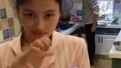 شاب يضع صديقته في موقف محرج بعد كشف خدعتها (فيديو)