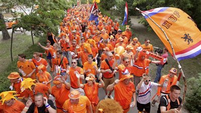 الطواحين الهولندية تتسلح بـ20 ألف مشجع أمام إسبانيا