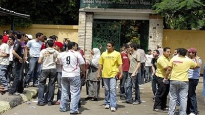 طلاب الثانوية العامة يرشقون مبنى محافظة الغربية بالحجارة