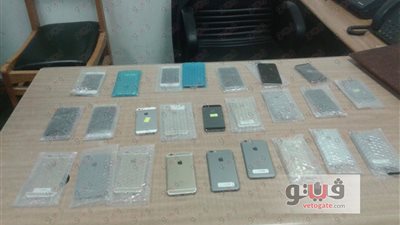 بالصور.. ضبط محاولة تهريب 25 جهاز آيفون بمطار برج العرب