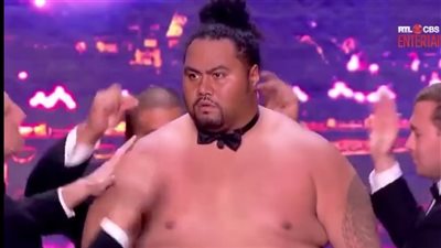 شاهد.. ماذا فعل 3 أشخاص مع رجل بدين أمام لجنة تحكيم برنامج مواهب