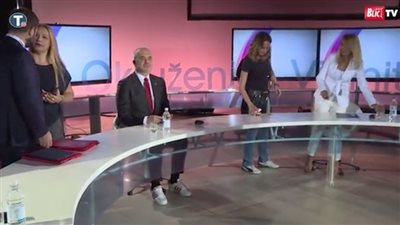 منع رئيس وزراء ألبانيا من التقاط صورة مع نائب ترامب بسبب حذائه