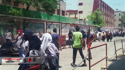 بالفيديو والصور.. معاكسة البنات أمام المدارس بعد انتهاء امتحانات الثانوية العامة
