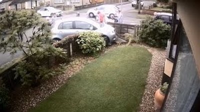 بالفيديو والصور.. سيارة تدهس أسرة على جانب طريق