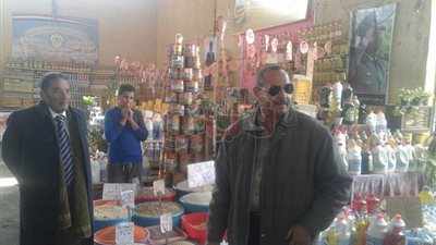وكيل تموين الإسماعيلية يزور معرض السلع الغذائية لمراقبة الأسعار