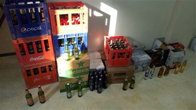 ضبط صاحب محل بحوزته 400 زجاجة خمور مجهولة المصدر بحلوان (صور)