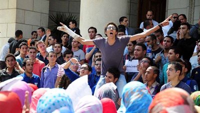 مشادات كلامية بين طلاب الثانوية العامة وأمن وزارة التربية والتعليم