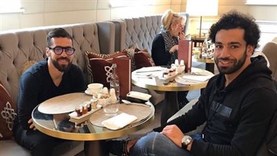 عبدالله السعيد برفقة صلاح في لندن (صورة)