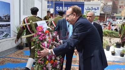 محافظ بني سويف يضع أكاليل الزهور على قبر الجندي المجهول (صور)