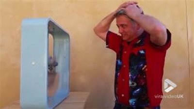 بالفيديو والصور.. متهور يوقف مروحة بشعره ولسانه