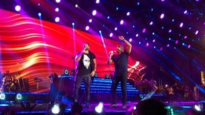 بالصور..أحمد السقا يغني «بعيش» مع تامر حسني بحفل الساحل الشمالي