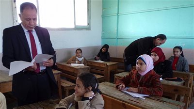 استبعاد مدير مدرسة ومسئول أمن بسبب فوضى الامتحانات بدمياط