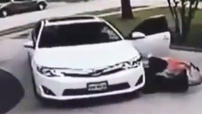 امرأة تتعرض لحادث مروع كادت أن تفقد حياتها (فيديو)