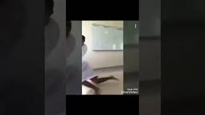 نهاية مروعة لمشاجرة عنيفة بين شابين داخل الفصل (فيديو)