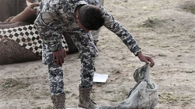 بالصور.. العثور على جثة طفلة رضيعة بمقبرة جماعية في الموصل