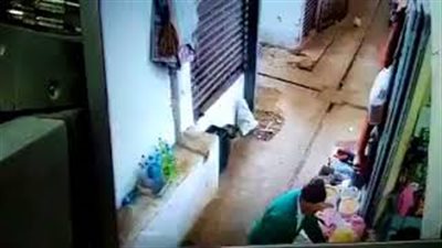 لحظة اعتداء لص على تاجر بسيف (فيديو)