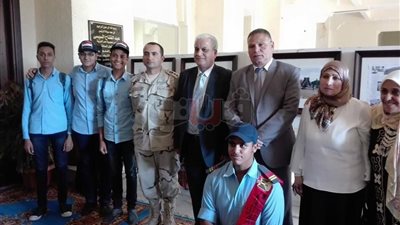 محافظ الإسماعيلية يشارك طلاب مدرسة ثانوية الاحتفال بذكرى نصر أكتوبر
