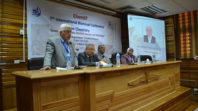 15 عالما دوليا يشاركون في مؤتمر الكيمياء بجامعة القاهرة