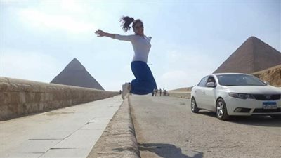 شاهد.. ما فعله شاب في صورة شقيقته التي طلبت تعديلها