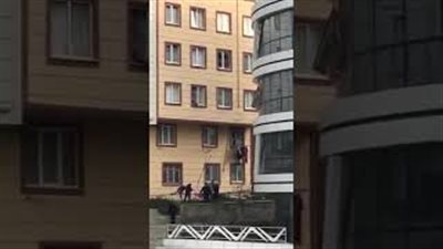 لحظة إنقاذ شاب حاول الانتحار بأعجوبة (فيديو)