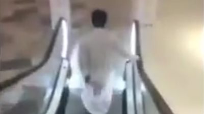 رد فعل شاب سعودي جلس على مادة لاصقة (فيديو)