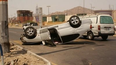إصابة سائق في انقلاب سيارة بطريق «القاهرة - أسيوط» الصحراوي