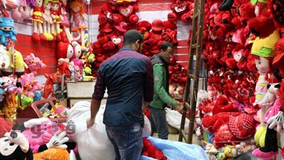 «إيموشنات فيس بوك» موضة هدايا عيد الحب «تقرير»