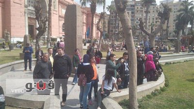 زوار المتحف المصري يتابعون تجهيزات تمثال المطرية