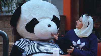 بالصور.. فتاة تقرر قضاء الفلانتين بصحبة «باندا»