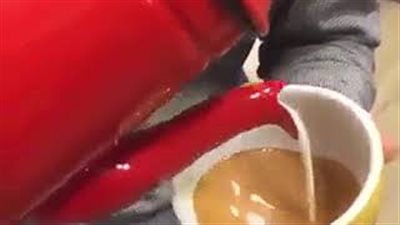 نهاية طريفة لشاب حاول إعداد نسكافيه بطريقة المحترفين (فيديو)