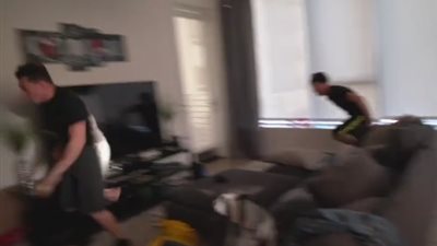 بالفيديو.. شاب يزيل حاجب صديقه في مقلب خطير