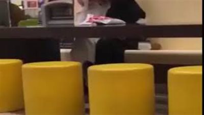 شاهد ماذا فعل شاب استغل بكاء صديقته في مول تجاري (فيديو)