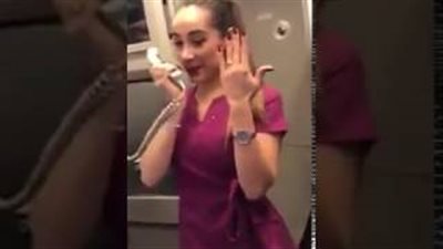 بالفيديو.. طيار يفاجئ مضيفة ويخطبها في منتصف رحلة طيران