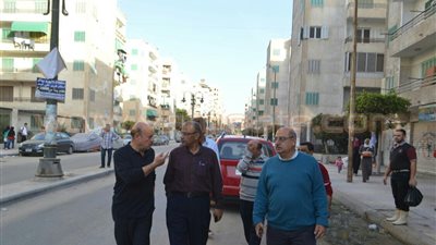 بالصور.. حي العجمي يبدأ منظومة الجمع المنزلي لحل أزمة القمامة