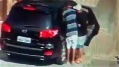 لحظة اعتداء 3 لصوص على امرأتين وسرقة سيارتهم بطريقة وحشية (فيديو)