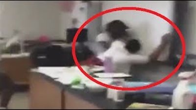 بالفيديو.. لقطات صادمة لخناقة بالأيدي بين معلمتين أمام الطلاب