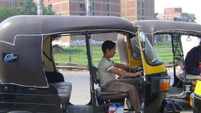 حي «غرب شبرا الخيمة» يطالب بترخيص 17 ألف «توك توك»