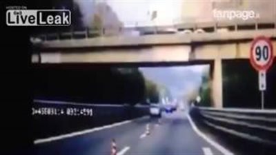 بالفيديو.. لقطات مرعبة لانهيار جسر يسحق 4 سيارات ويقتل سائقا