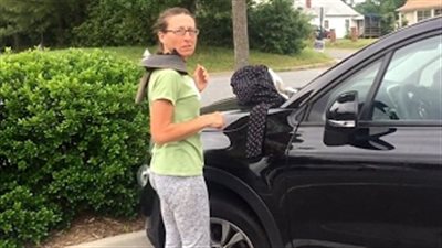 شاهد.. متسولة تمتلك سيارة «FIAT»