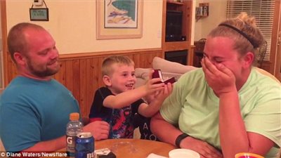 بالفيديو والصور.. امرأة تفهم طلب الزواج منها بعد 10 مرات