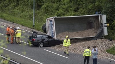 سائق ينجو من حادث مروري بأعجوبة
