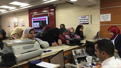 بالفيديو والصور.. إقبال كثيف على فروع بنك مصر للتخلص من الدولار