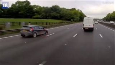 بالفيديو والصور.. سيارة تسير على طريق سريع بثلاث عجلات