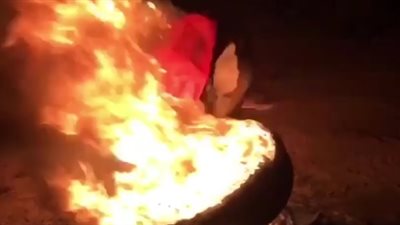 نهاية مأساوية لشاب حاول القفز فوق النار (فيديو)